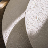 Тарелка подстановочная Ivoire, 32 см, фарфор, кремовый, рельеф, серия L' Couture, GUY DEGRENNE, Франция_00822170059662516265.jpg