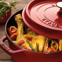 Кокот круглый, 2,6 л, 22 см, чугун, вишневый, серия La Cocotte, STAUB, Франция_00795640051033586178.jpg