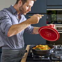 Тажин , 30 см, 4.7 л, кованный алюминий с антипригарным покрытием, крышка - керамика, красный, серия Red, PEUGEOT CERAMIC, Франция_00820490055816496915.jpg