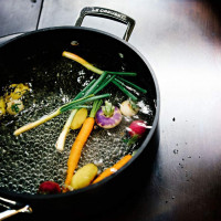 Сотейник глубокий с дополнительной ручкой, 26 см, анодированный алюминий, черный, серия No Colour, LE CREUSET, Франция_00801110062326682595.jpg