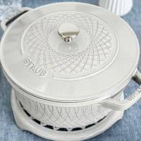 Кокот круглый, 4.25 л, 24 см, чугун, цвет: белый трюфель, серия La Cocotte, STAUB, Франция_00815120062590922624.jpg