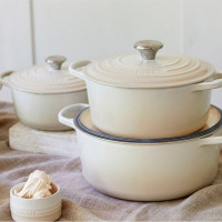 Ковш с крышкой и деревянной ручкой, 18 см, чугун, цвет: меренга, серия Meringue, LE CREUSET, Франция_00803820062220124796.jpg