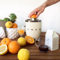 Соковыжималка для цитрусовых, нержавеющая сталь, тритан, кремовый, SMEG, Италия_00814480075579677479.jpg