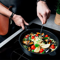 Алюминиевая сковорода с антипригарным покрытием, 28 см, съемная ручка, литой алюминий, серия Frying Pans, AMT, Германия_00806350047618357527.jpg