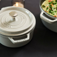Кокот круглый, 3,8 л, 24 см, чугун, цвет: белый трюфель, серия La Cocotte, STAUB, Франция_00799450057440084021.jpg