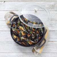 Сотейник с крышкой, 28 см, чугун, стекло, черный, серия La Cocotte, STAUB, Франция_00795650056382549802.jpg