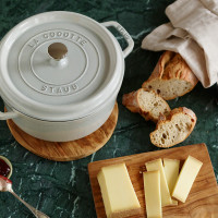Кокот круглый, 3,8 л, 24 см, чугун, цвет: белый трюфель, серия La Cocotte, STAUB, Франция_00799450057444307100.jpg