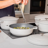 Кастрюля с крышкой низкая, 4 л, 28 см, литой алюминий, кремовый, серия MasterClass, KITCHEN CRAFT, Великобритания_00817710056781407406.jpg
