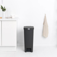 Ведро для мусора с крышкой, 40 л, пластик, тёмно-серый, серия Step Up, BRABANTIA, Бельгия_00812680045502268306.jpg