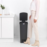 Ведро для мусора с крышкой, 40 л, пластик, тёмно-серый, серия Step Up, BRABANTIA, Бельгия_00812680045509816181.jpg