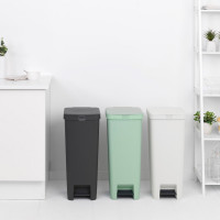 Ведро для мусора с крышкой, 40 л, пластик, тёмно-серый, серия Step Up, BRABANTIA, Бельгия_00812680045514754591.jpg