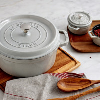 Кокот круглый, 3,8 л, 24 см, чугун, цвет: белый трюфель, серия La Cocotte, STAUB, Франция_00799450057451115730.jpg