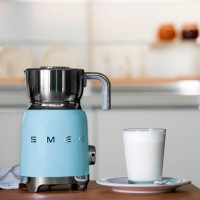 Вспениватель молока, 600 мл, нержавеющая сталь, пластик, голубой, SMEG, Италия_00814490039202471754.jpg