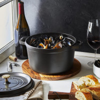 Кокот круглый, 4.7 л, 24 см, чугун, черный, серия La Cocotte, STAUB, Франция_00815120045805811858.jpg