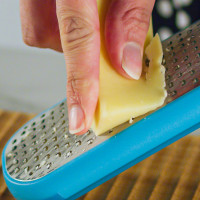 Терка мелкая с ручкой, с контейнером, 27,5 см, голубая, серия Kitchen Tools, TREBONN, Италия_00816360038840562407.jpg